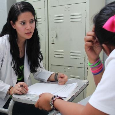 Interna de fisioterapia aprende de doctores locales durante su proyecto en México. Interna toma notas durante sus Prácticas de Fisioterapia en México.